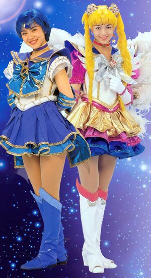 Ояма Анза и Морино Аяко в роли Вечной Сейлор Мун и Супер Сейлор Меркурий